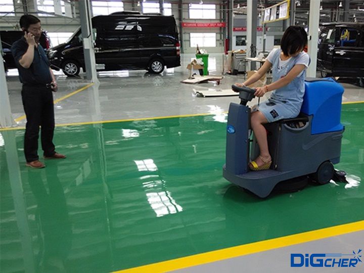 洗地機在工廠車間作業(yè)