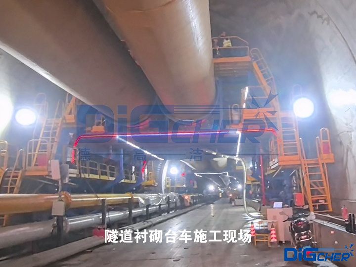 隧道襯砌臺(tái)車施工現(xiàn)場(chǎng)